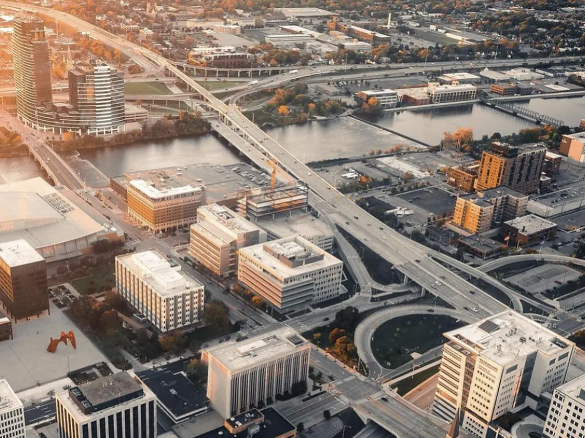 grand-rapids-fall-downtown-1