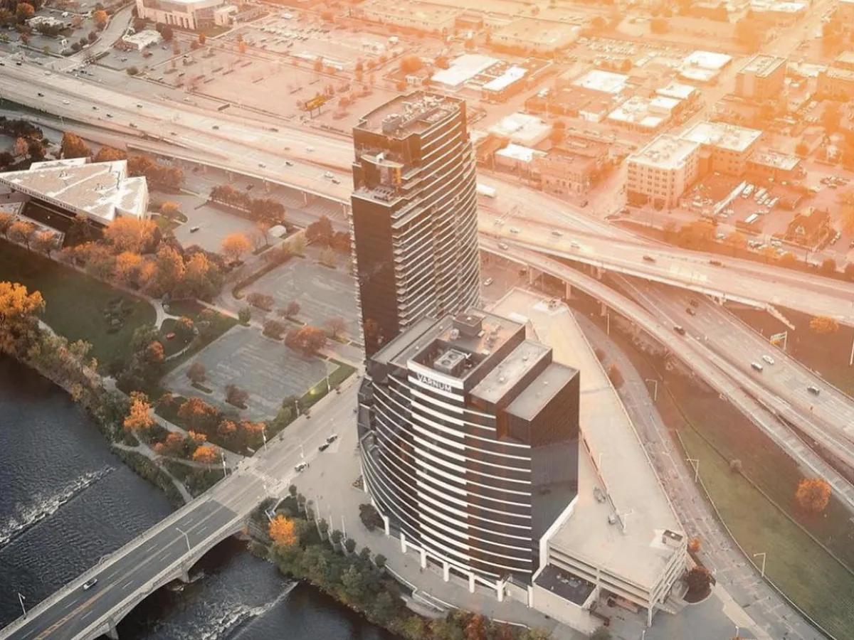 grand-rapids-fall-downtown-2